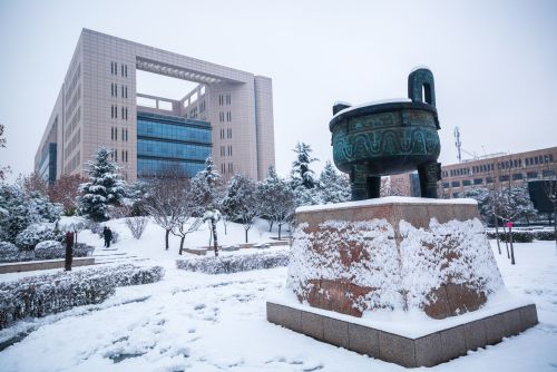 校园雪景